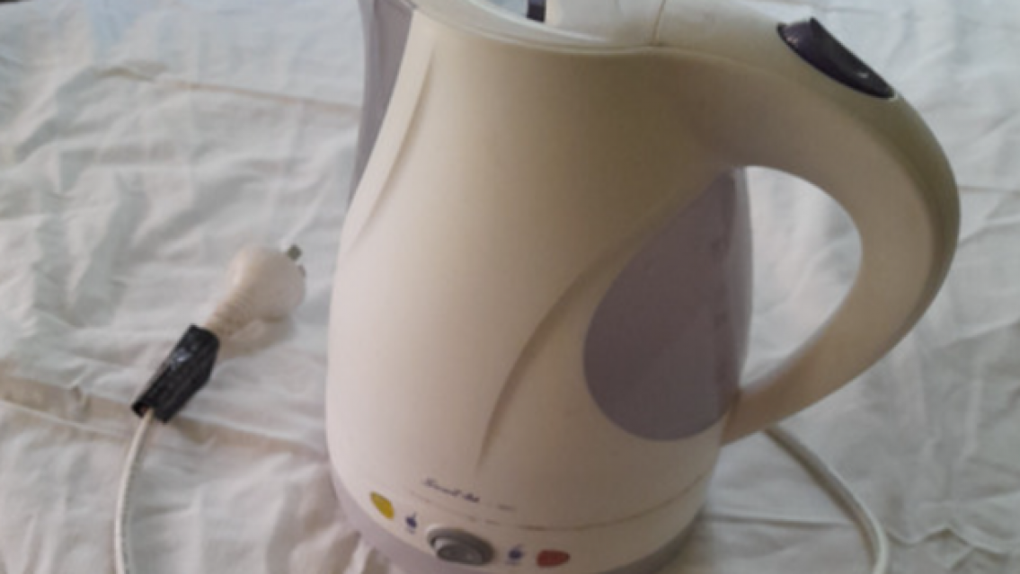 Jujeño vio el celular de su ex, agarró la pava y quiso tirarle agua en la cara