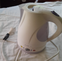 Juje&ntilde;o vio el celular de su ex, agarr&oacute; la pava y quiso tirarle agua en la cara