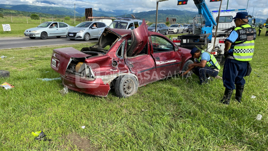 Iba "hasta el erke", cruz� en rojo, choc� a un bondi y destroz� el sem�foro