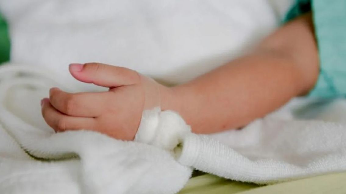 Un asado terminó en desgracia: nenita tiró alcohol a las brasas y se quemó entera