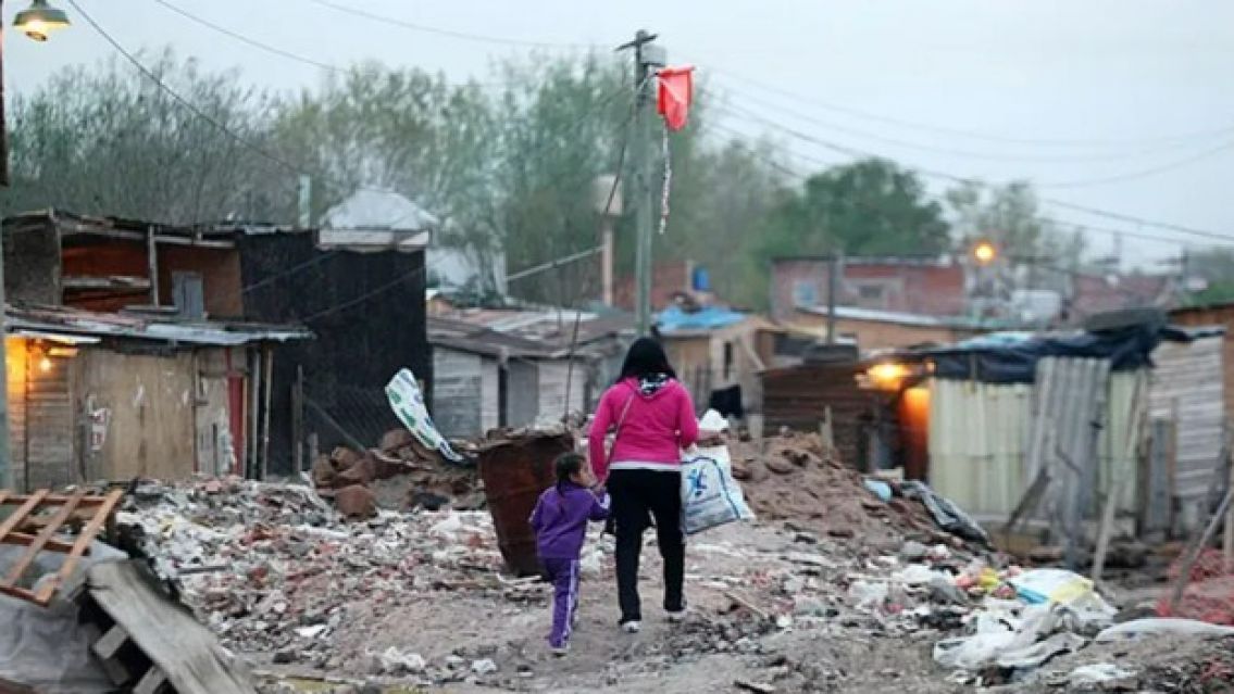 Una familia necesitó en noviembre más de un millón de pesos para no ser pobre
