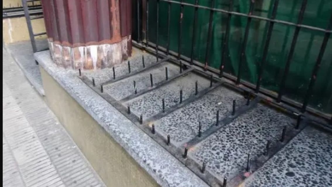 Se tropezó mientras paseaba con su familia, cayó encima de unos "pinchos de acero" y murió