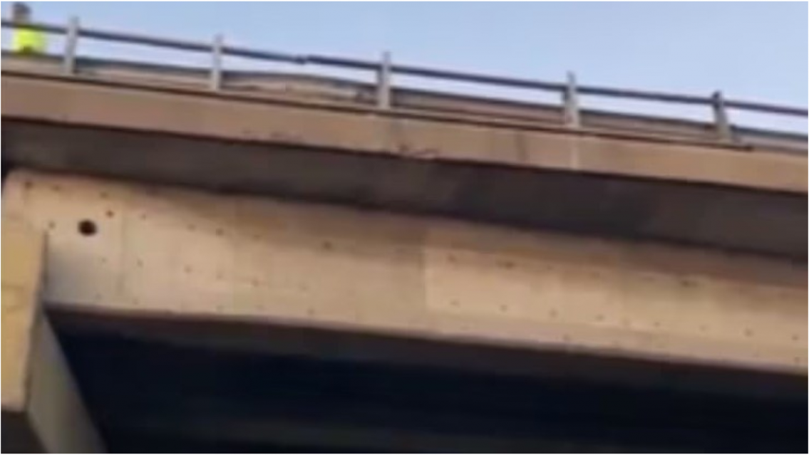 Profundo dolor por la muerte de un motociclista que cayó desde un puente