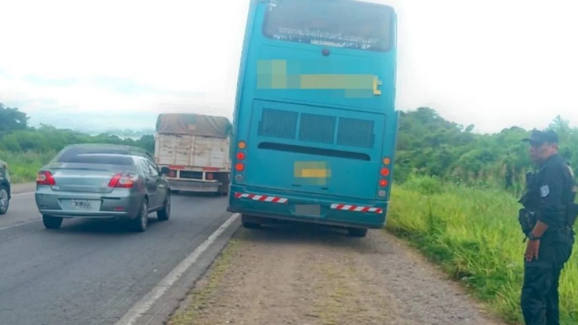 Brutal choque entre un colectivo y una camioneta en San Pedro 