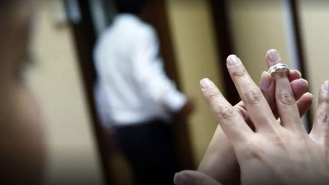 Descubrió a su marido con la amante y la escrachó sin pensarlo: "Acá está la..."