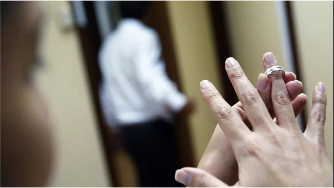 Descubrió a su marido con la amante y la escrachó sin pensarlo: "Acá está la..."