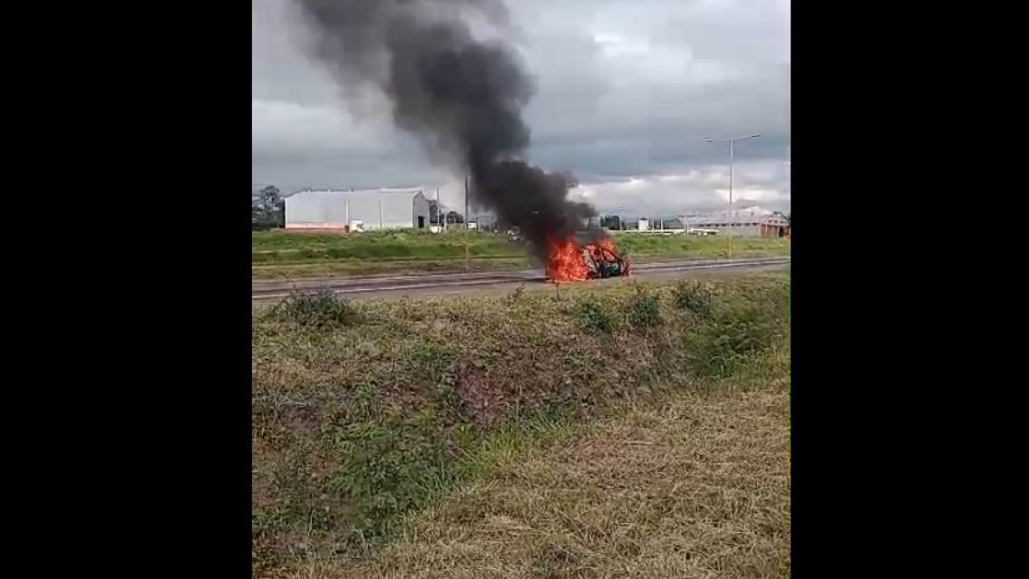 URGENTE: Se incendia un auto en la 66