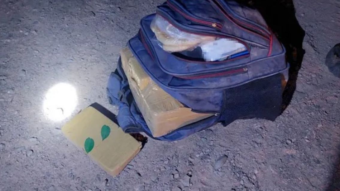 Tiraron más de 40 kilos de cocaína dentro de mochilas en la puna de Jujuy