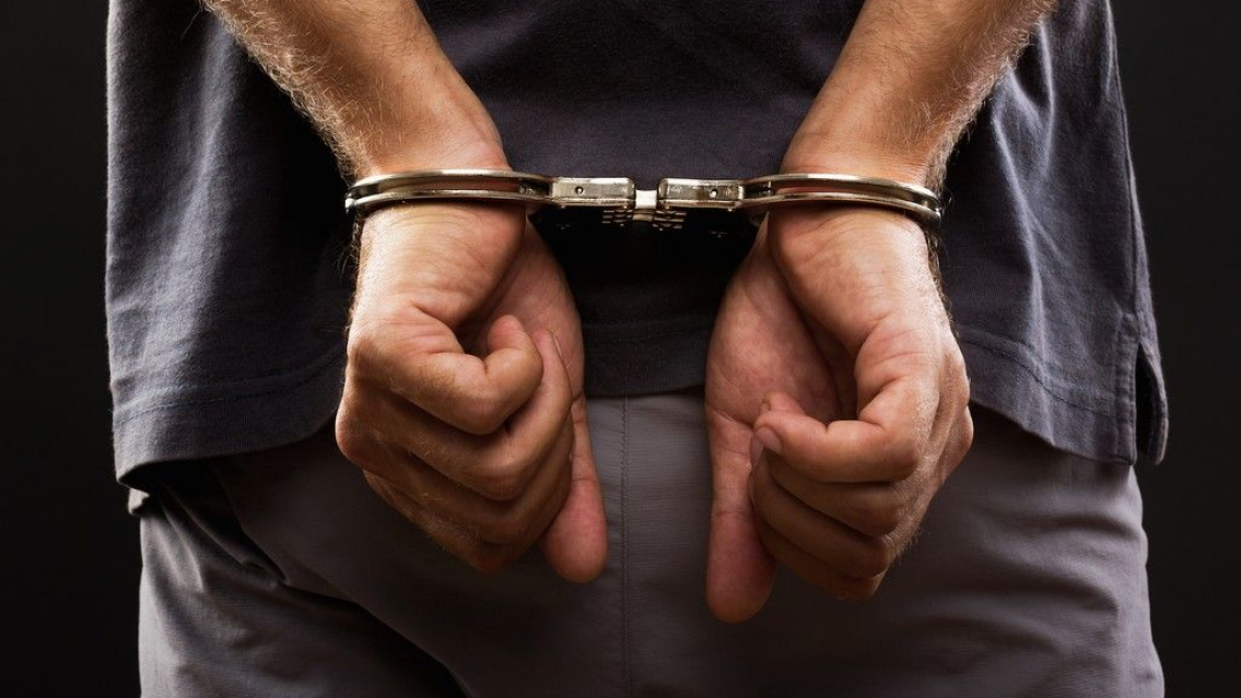 Se fug� de la c�rcel y se escondi� en su casa. Su madre lo denunci� y lo volvieron a capturar