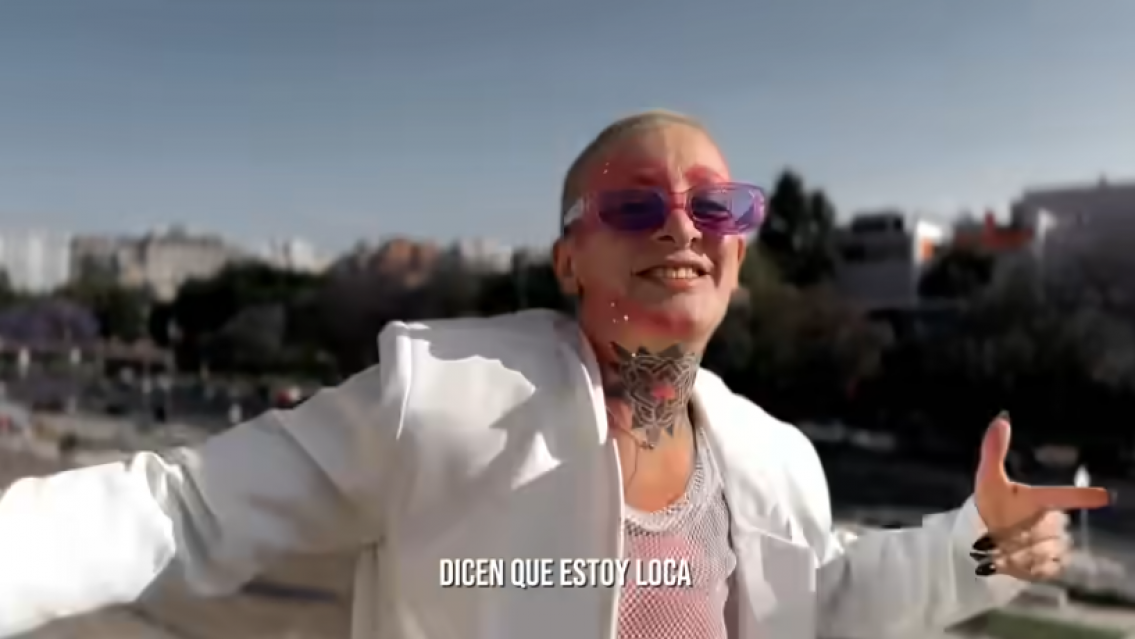 Consigui� pareja: Furia apareci� a los besos con un ex Gran Hermano