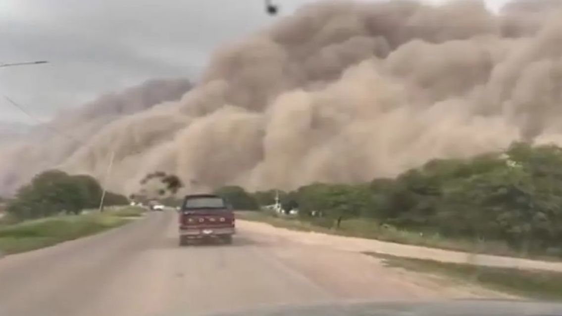 Impactante tormenta de arena en un pueblo norte�o: interrumpen rutas por seguridad
