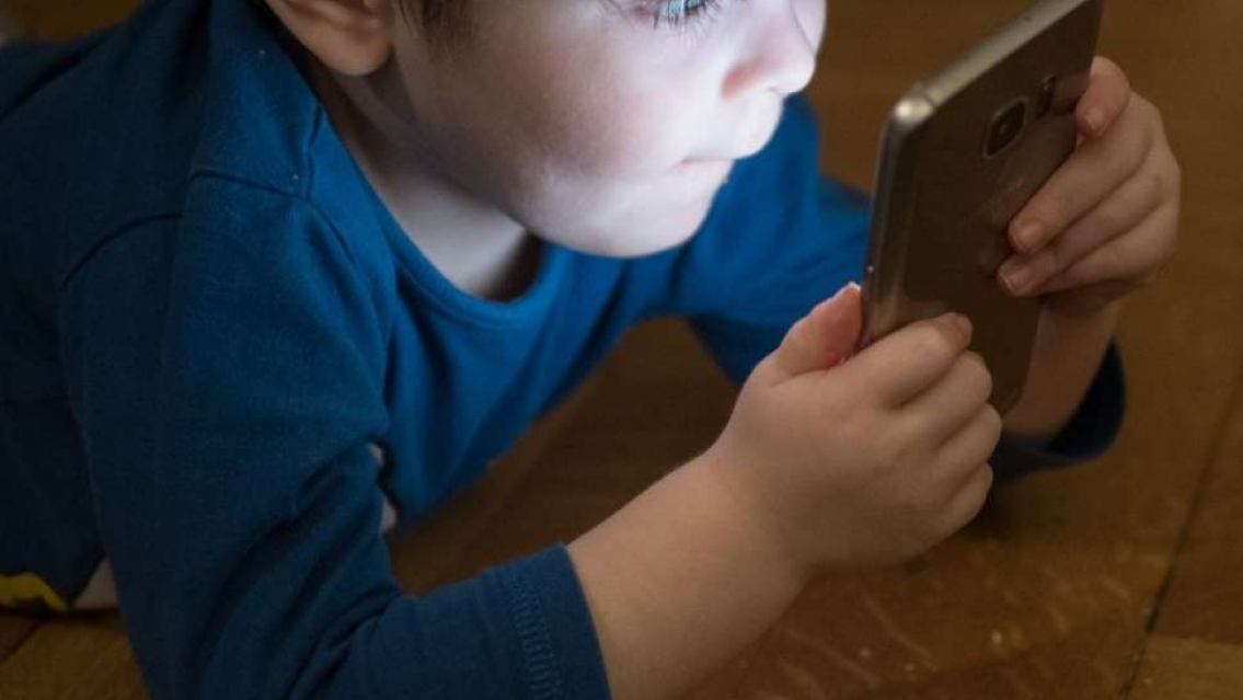 Estaba viendo los dibujitos con su criatura y pasó algo terrible