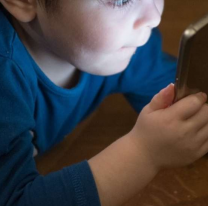 Estaba viendo los dibujitos con su criatura y pasó algo terrible