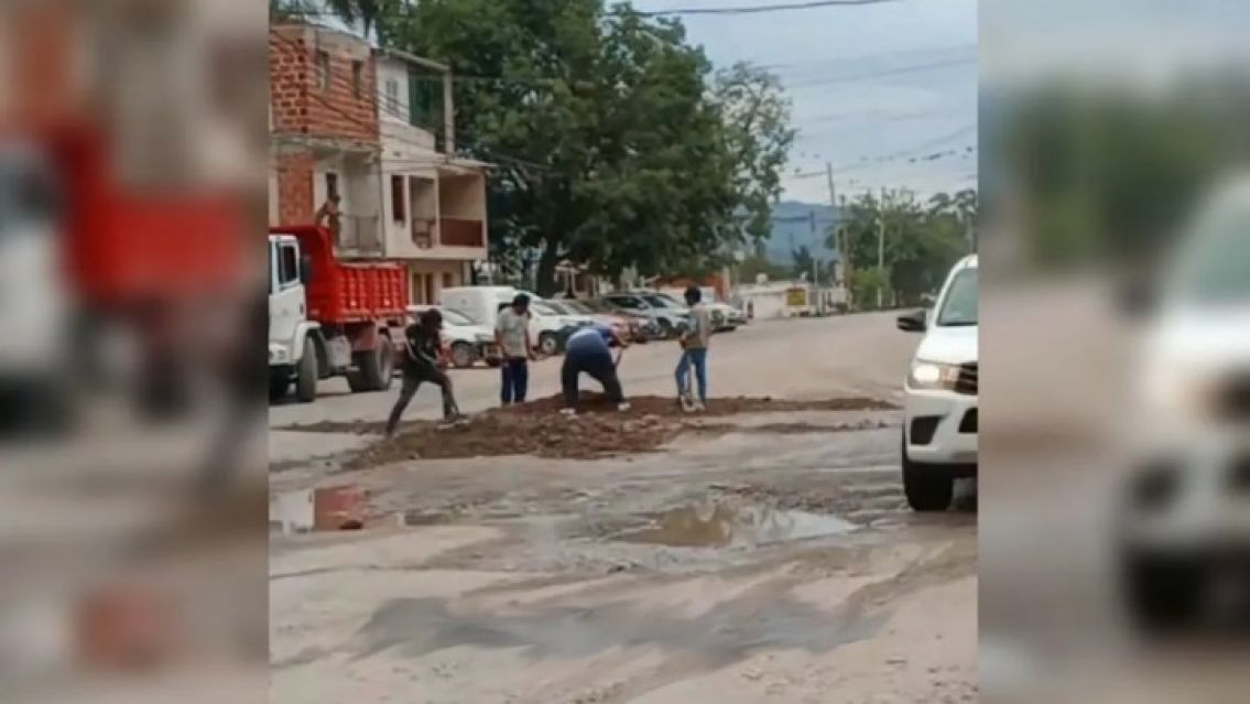 Choferes de Xibi Xibi y Santa Ana arreglaron pozos en avenida Bolivia para que les paguen el sueldo