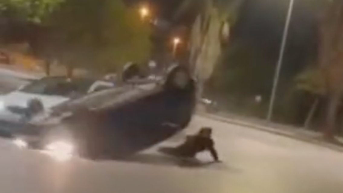 Adolescente iba sentado en la ventana del auto, hicieron una maniobra y muri�