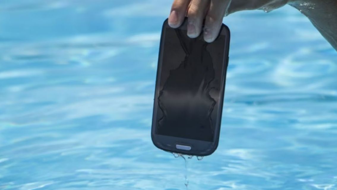 Ni secador, ni arroz: cómo rescatar a un celular que cayó al agua