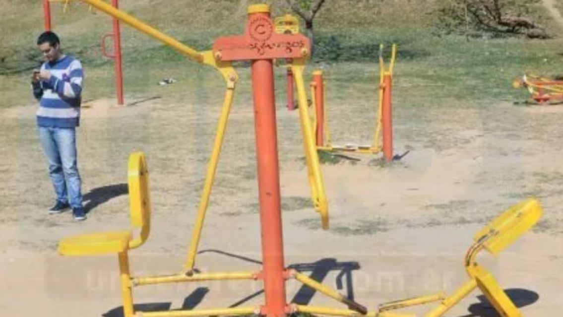 Bronca por el mal estado del juegos en el parque linean Xibi XIbi