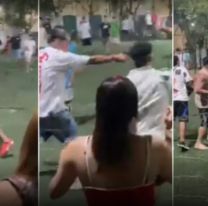 Terrible pelea en partido de f&uacute;tbol: hinchas se metieron a la cancha y dispararon