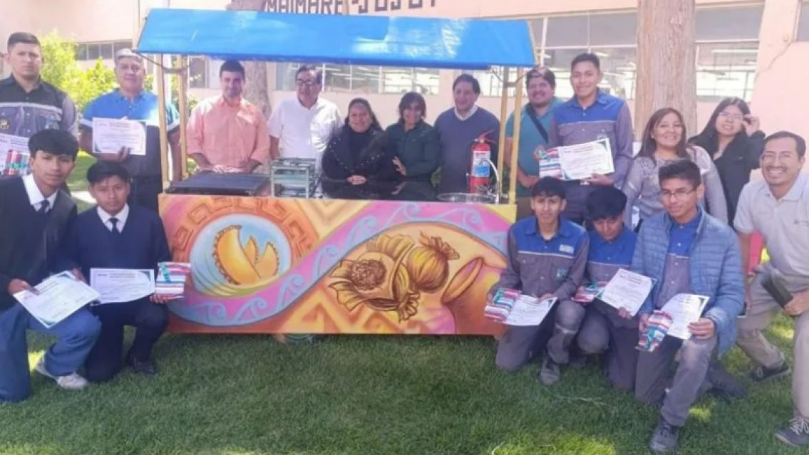 Alumnos de una t�cnica de Jujuy crearon el primer puesto de comidas callejeras 100% solar
