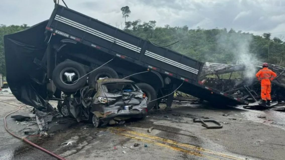 Tragedia en Brasil con más de 35 muertos por un choque en cadena