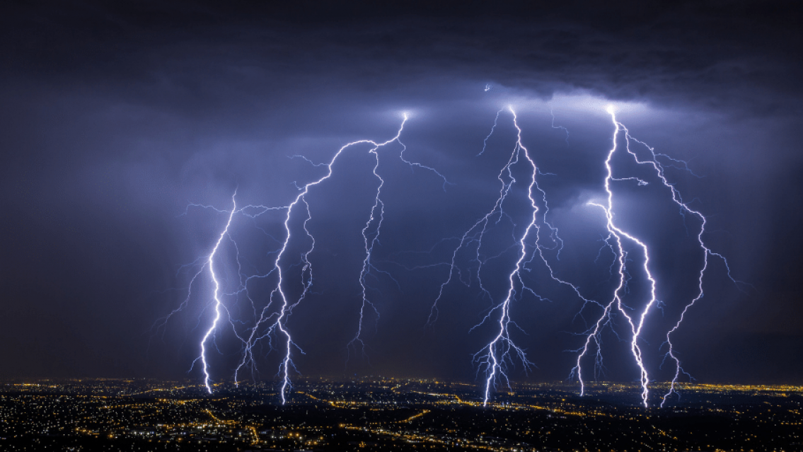 En medio de la tormenta, salteña fue alcanzada por un rayo: gritos y corridas