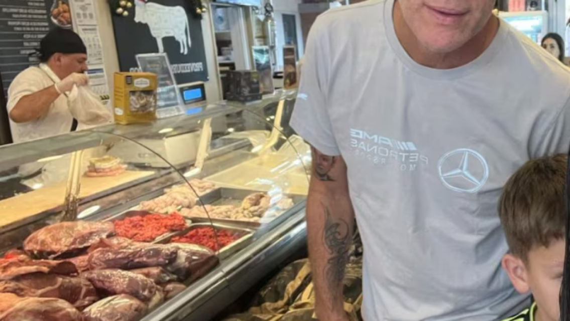 Apareció un reconocido futbolista en una carnicería: todos estaban sorprendidos