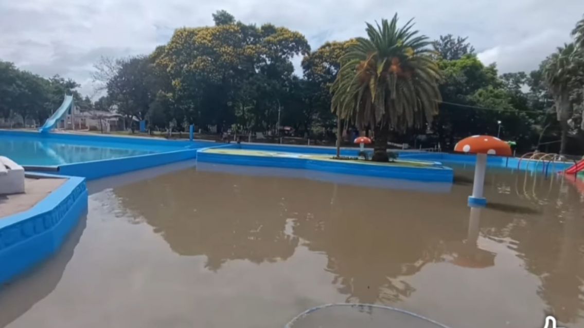 Ba�o de barro: bronca en Perico por el estado de la pileta 