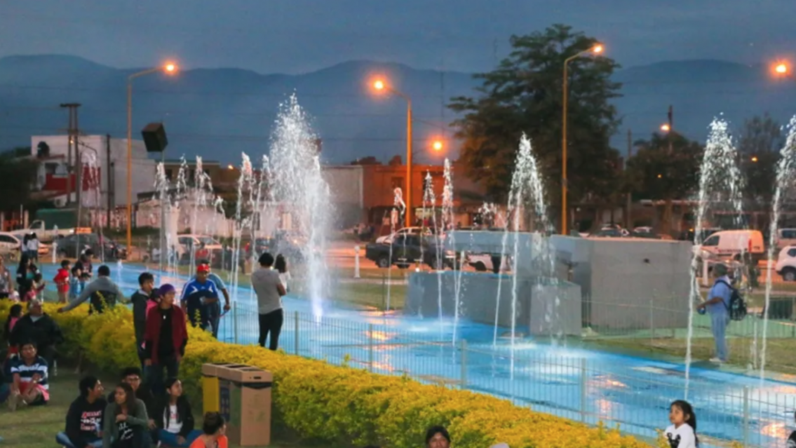 Salvajada en una plaza de Jujuy: se bajaron de un auto y atacaron a botellazos a una familia