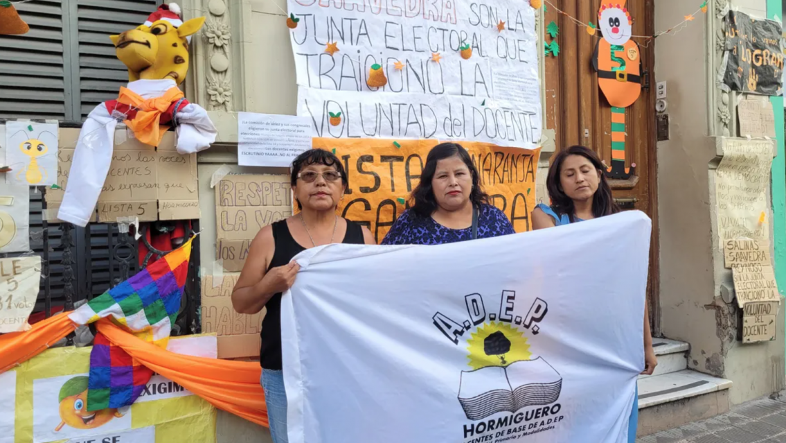 Esc�ndalo en ADEP: docentes contin�an vigilia y pasar�n Nochebuena en el gremio