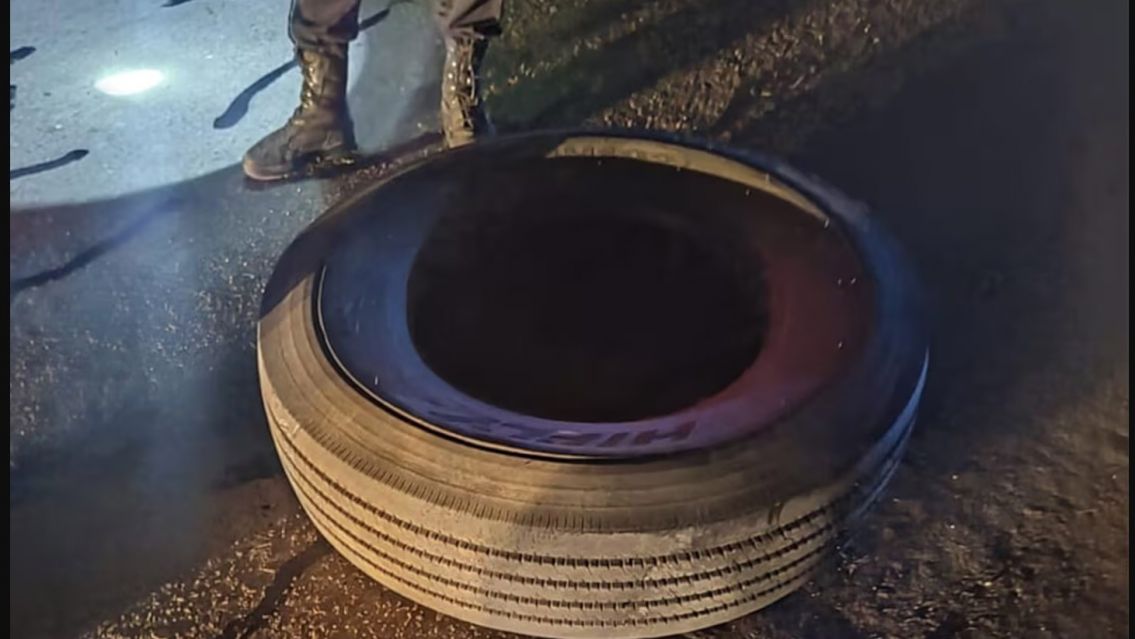 Camionero cambiaba una rueda al costado de la ruta, le explot� y muri�