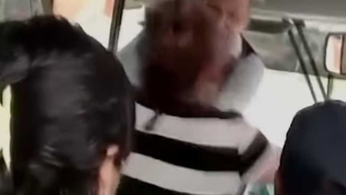 Escándalo navideño en Jujuy: pelea en un colectivo por un hombre