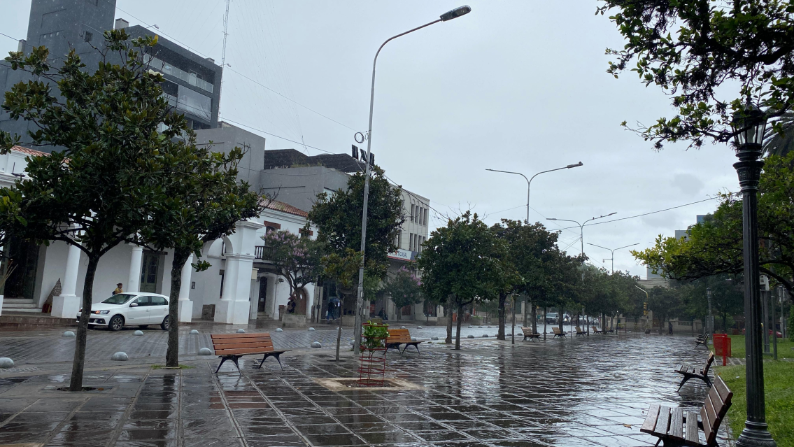 Se puso todo negro y se larg� la lluvia. �C�mo estar� a la noche?