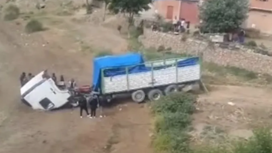 Tensión en Navidad y en plena frontera: camión se hundió en el río de La Quiaca