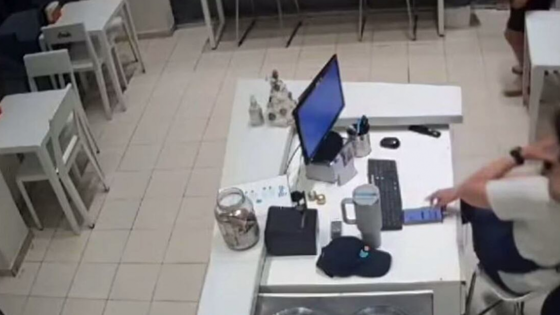 La tom� por el cuello con violencia para sacarle el celu