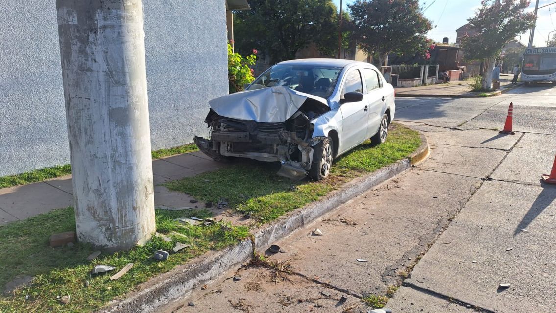 Violentísimo choque: jujeño le dio de frente a un poste de cemento
