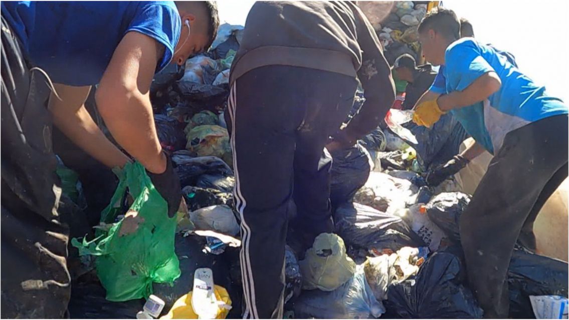 Abri� una bolsa de la basura y grit� tan fuerte que se qued� mudo: "Hab�an..."