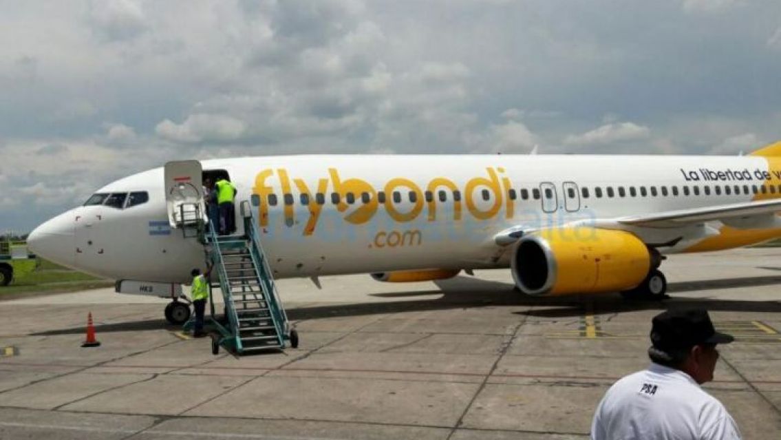 Avión de Flybondi: se le apagó el motor en pleno vuelo de egresados