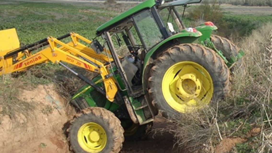 Tragedia rural: un pe�n muri� electrocutado al maniobrar un tractor