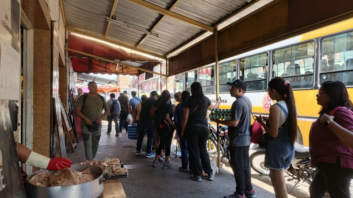 Compras de último momento en Jujuy: la zona de la vieja terminal llena de gente