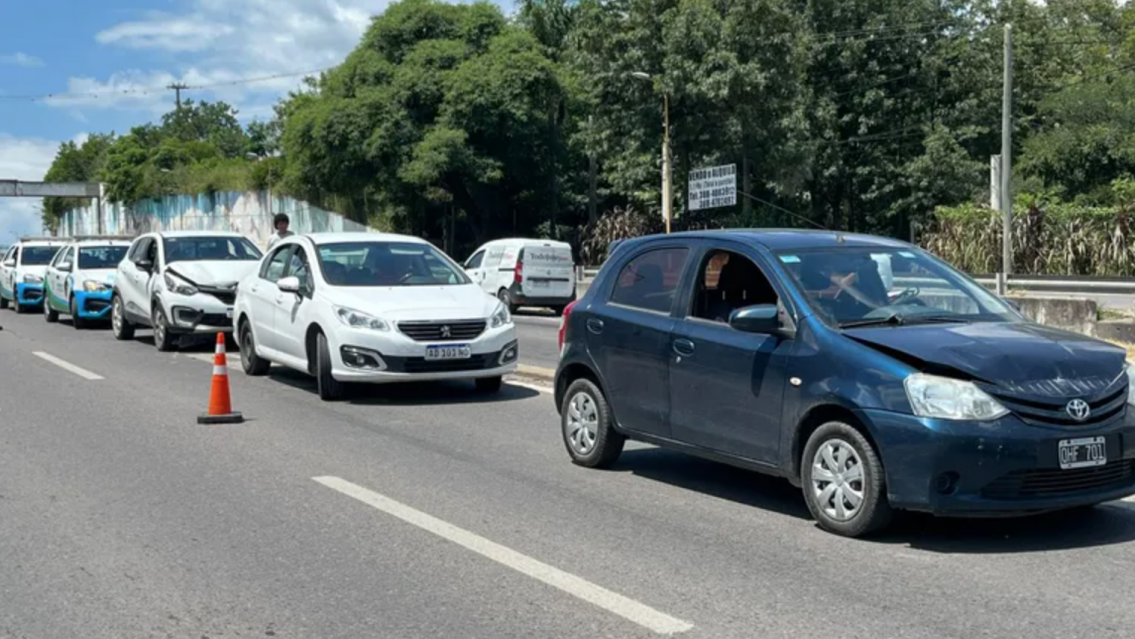 Antes de terminar el 2024, juje�os "hicieron sanguchitos" sus autos: tremendo choque en cadena�