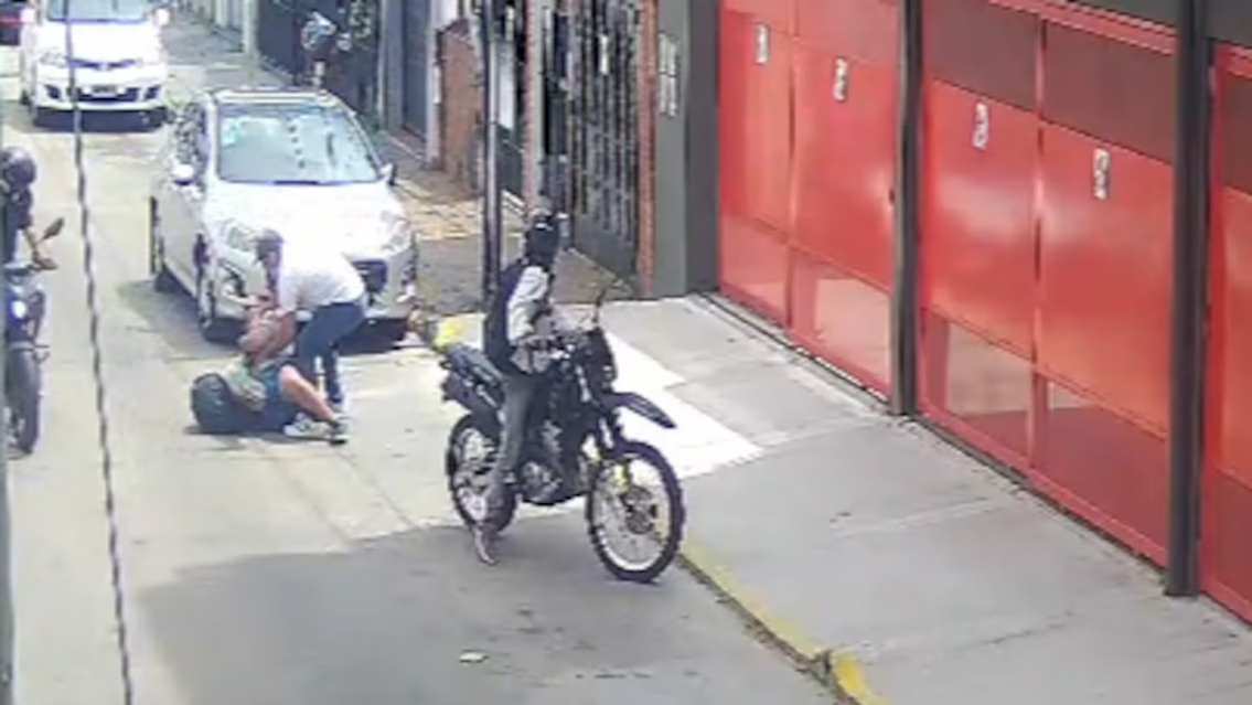 Feroz pelea entre alba�iles y ladrones: "dej� la mochila, gordo"