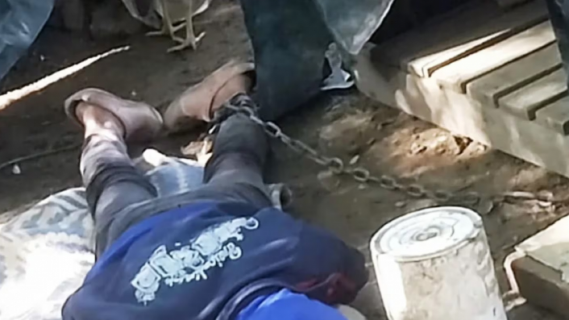 "Como un animal", norte�a viv�a encadenada a la cucha del perro