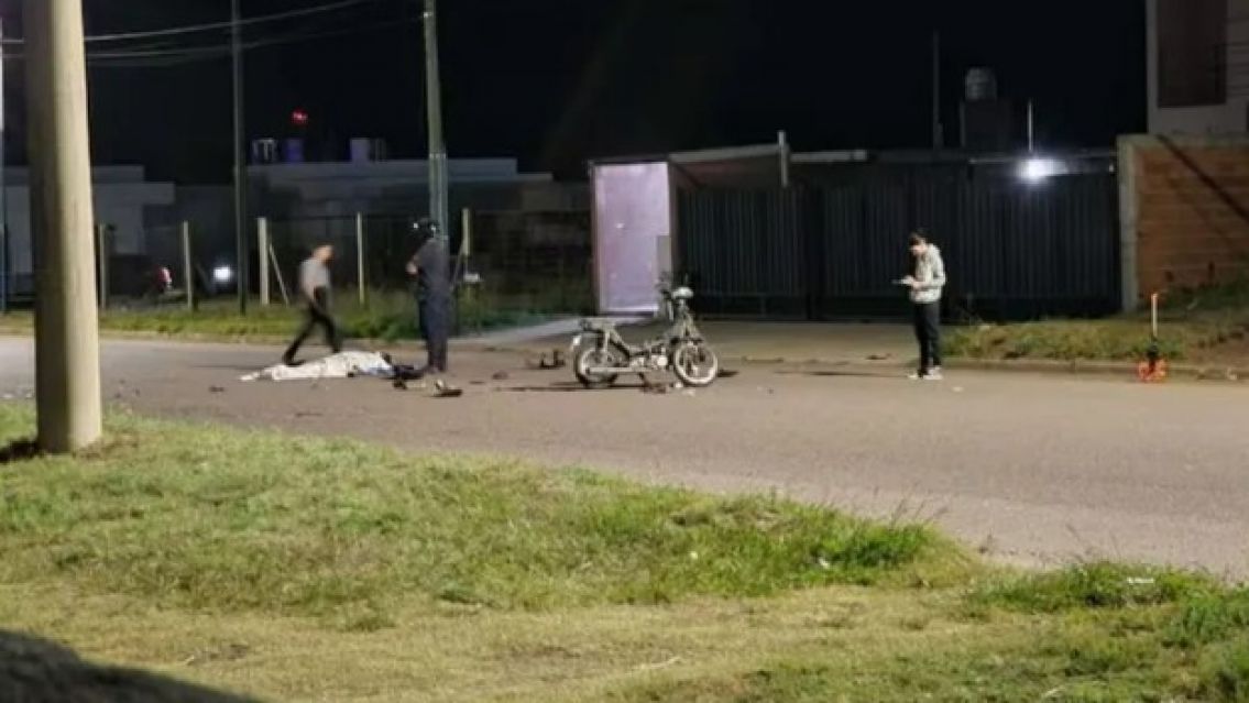 Reconocido futbolista argentino atropell� y mat� a un ciclista.