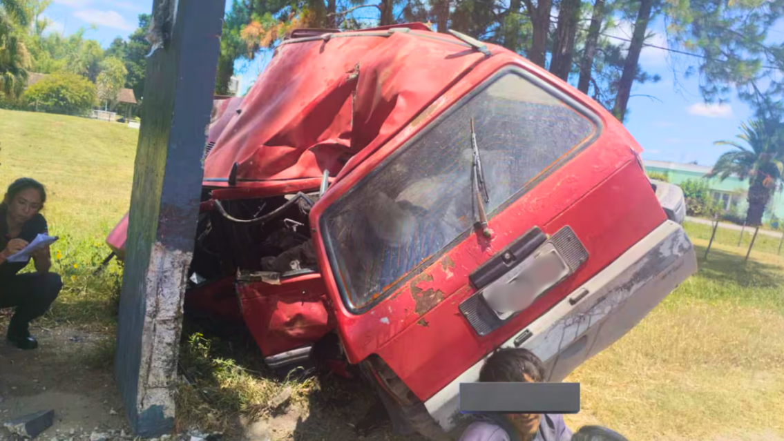 Terrible tragedia: conductor se estrelló con la parada del colectivo y murió