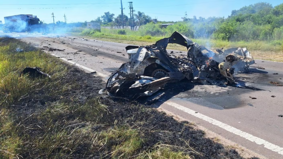 Un conductor murió al chocar de frente con un camión en plena ruta