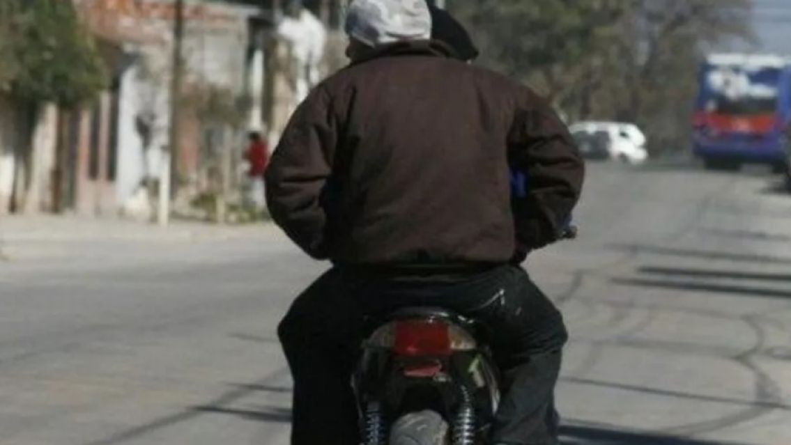 Terror por los motochorros en Cuyaya: arrastraron a una mujer de los pelos