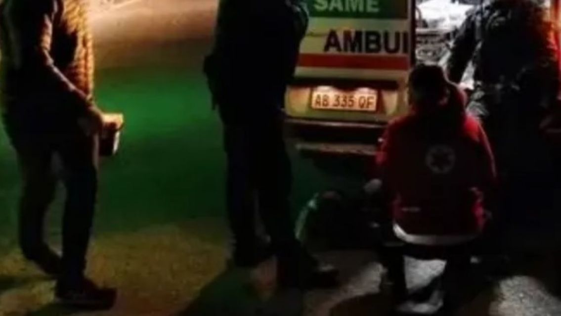 Juje�o estaba chapando con su novia, apareci� el ex de atr�s y le clav� un cuchillo en la espalda