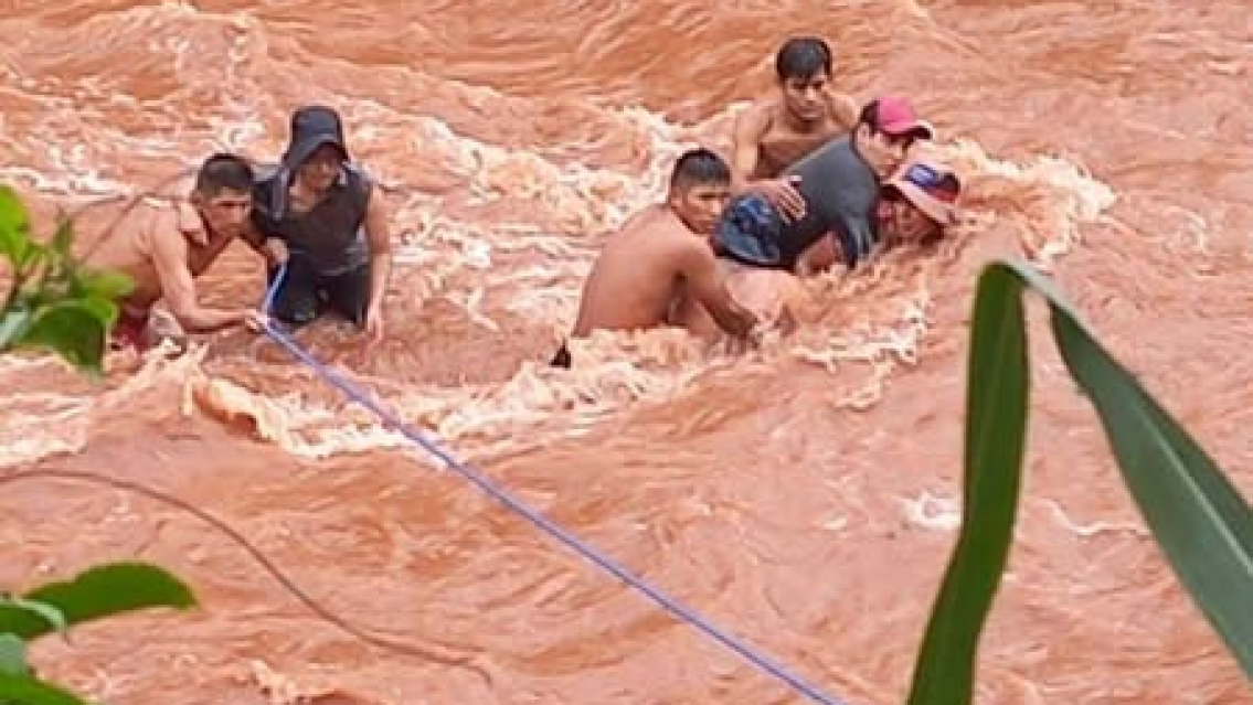 Im�genes impactantes de c�mo un beb� es arrastrado por el agua en Bolivia