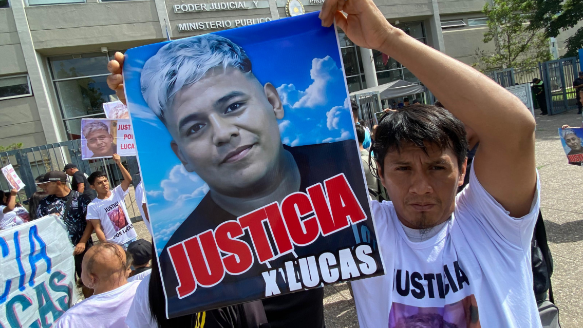 Entre 3 polic�as agarraron a un chico, "lo aplastaron y lo mataron"