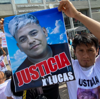 Entre 3 polic&iacute;as agarraron a un chico, "lo aplastaron y lo mataron"